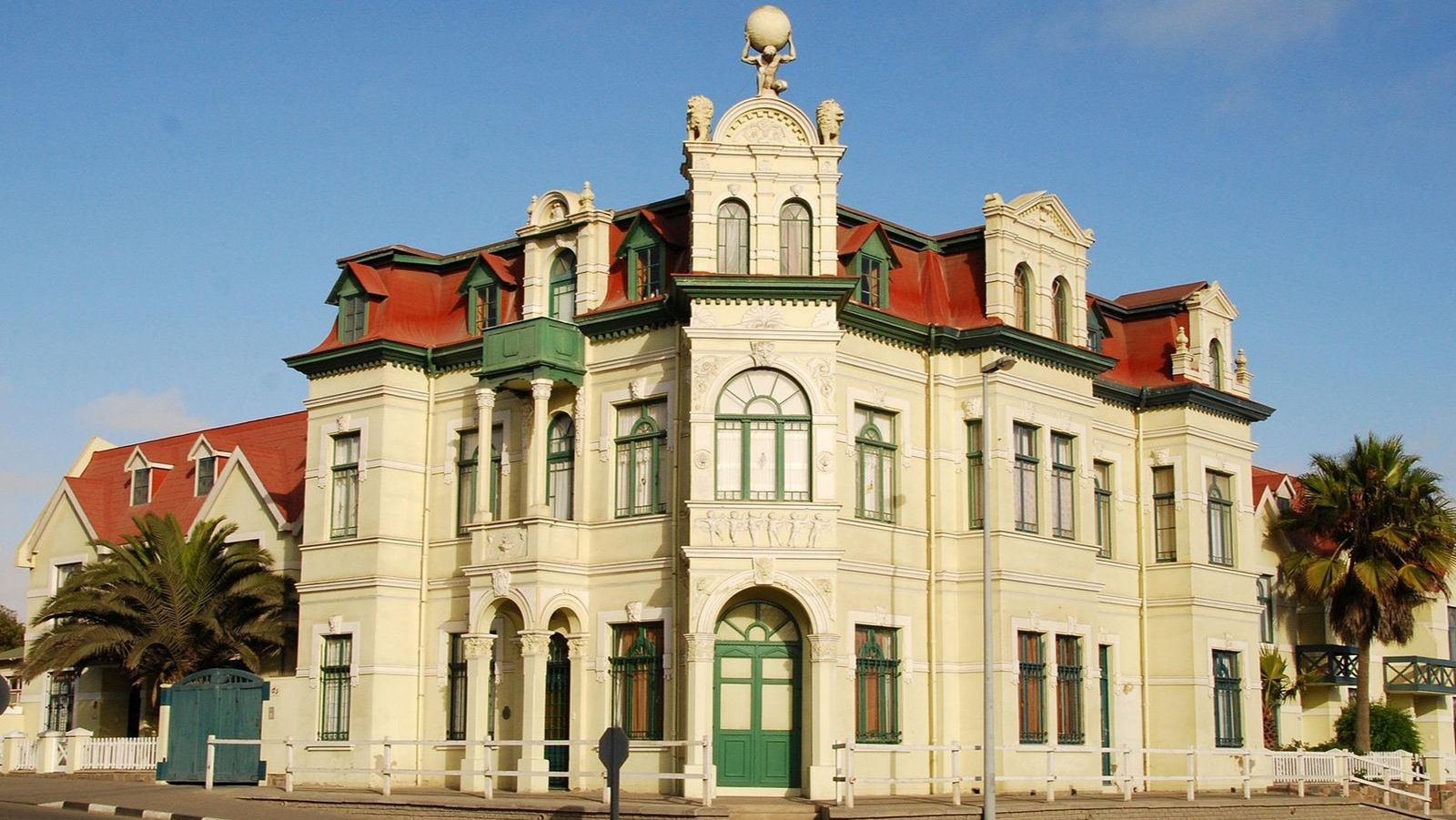 rondreis namibie swakopmund gekleurde gebouwen 1