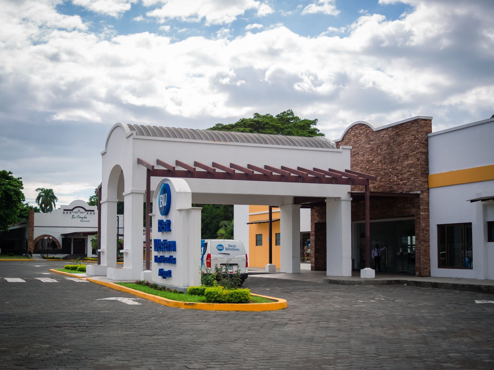 rondreis nicaragua, managua, best western las mercedes buitenaanzicht