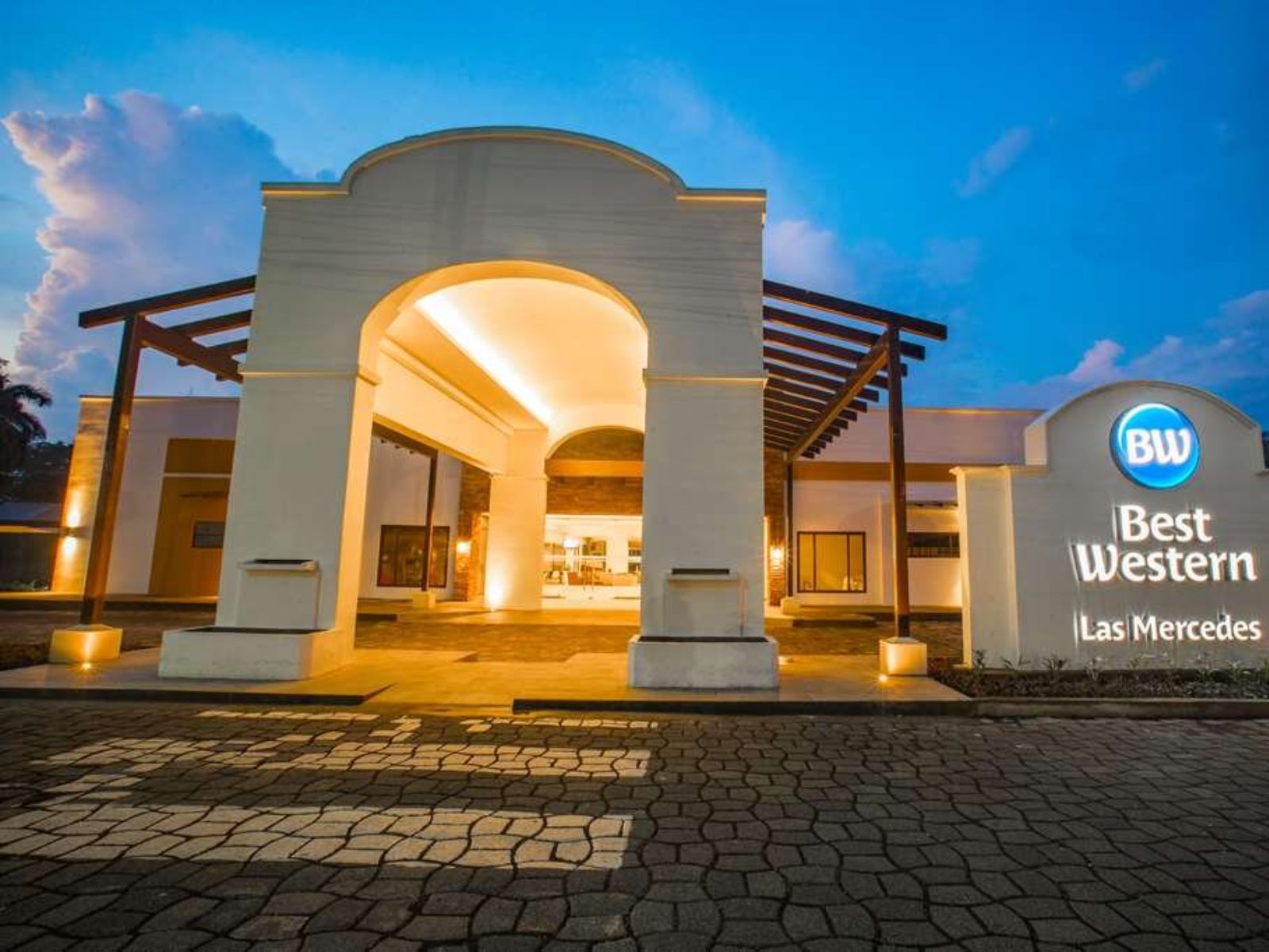 rondreis nicaragua, managua, best western las mercedes biutenaanzicht bij schemering