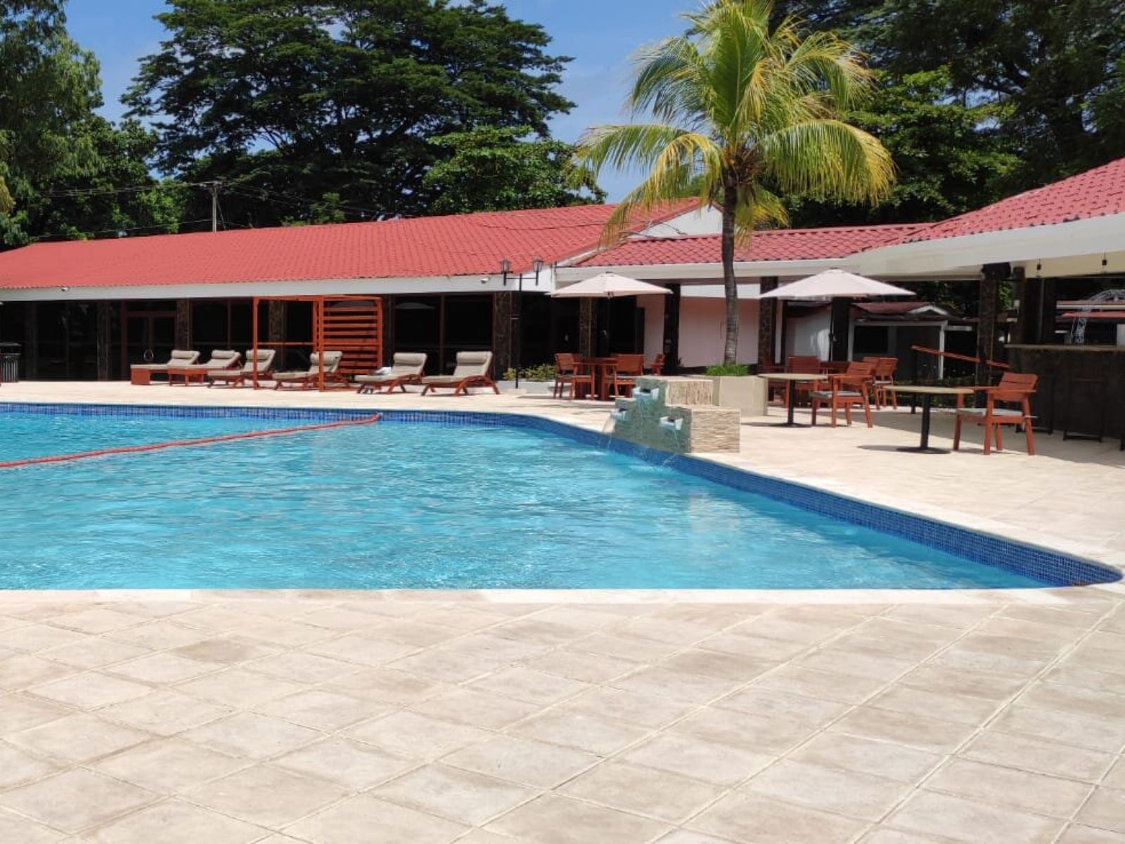 rondreis nicaragua, managua, best western las mercedes zwembad