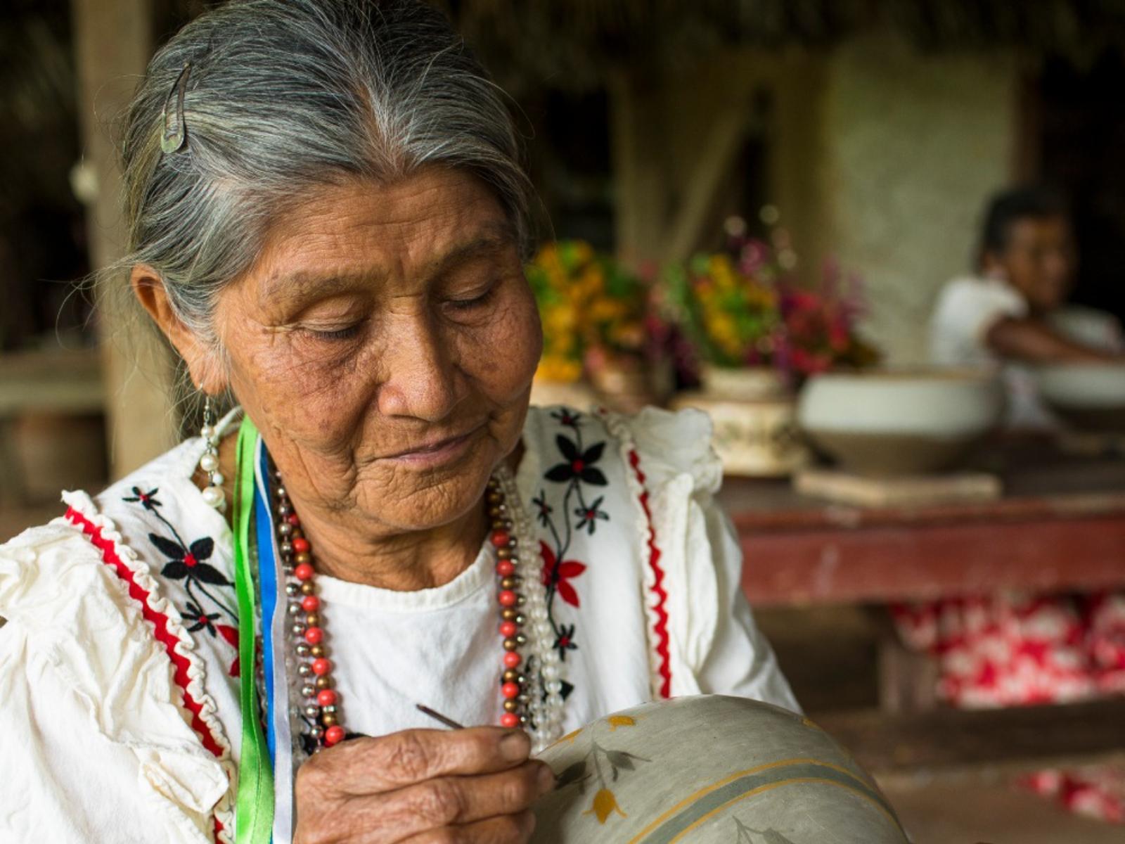 rondreis peru - tarapoto jungle pumarinri amazon lodge - local woman