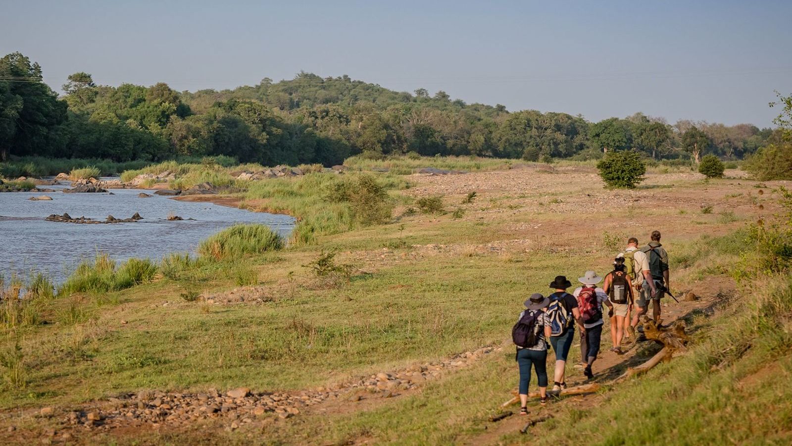 rondreis zuid afrika afria on foot wilderness trail wandelende groep mensen