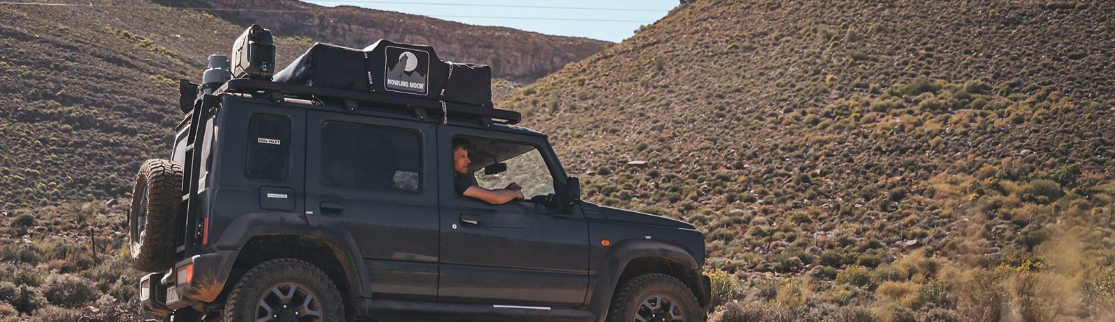 Rondreis zuidelijk afrika 4wd met rooftop tent rijdend met bergen op de achtergrond