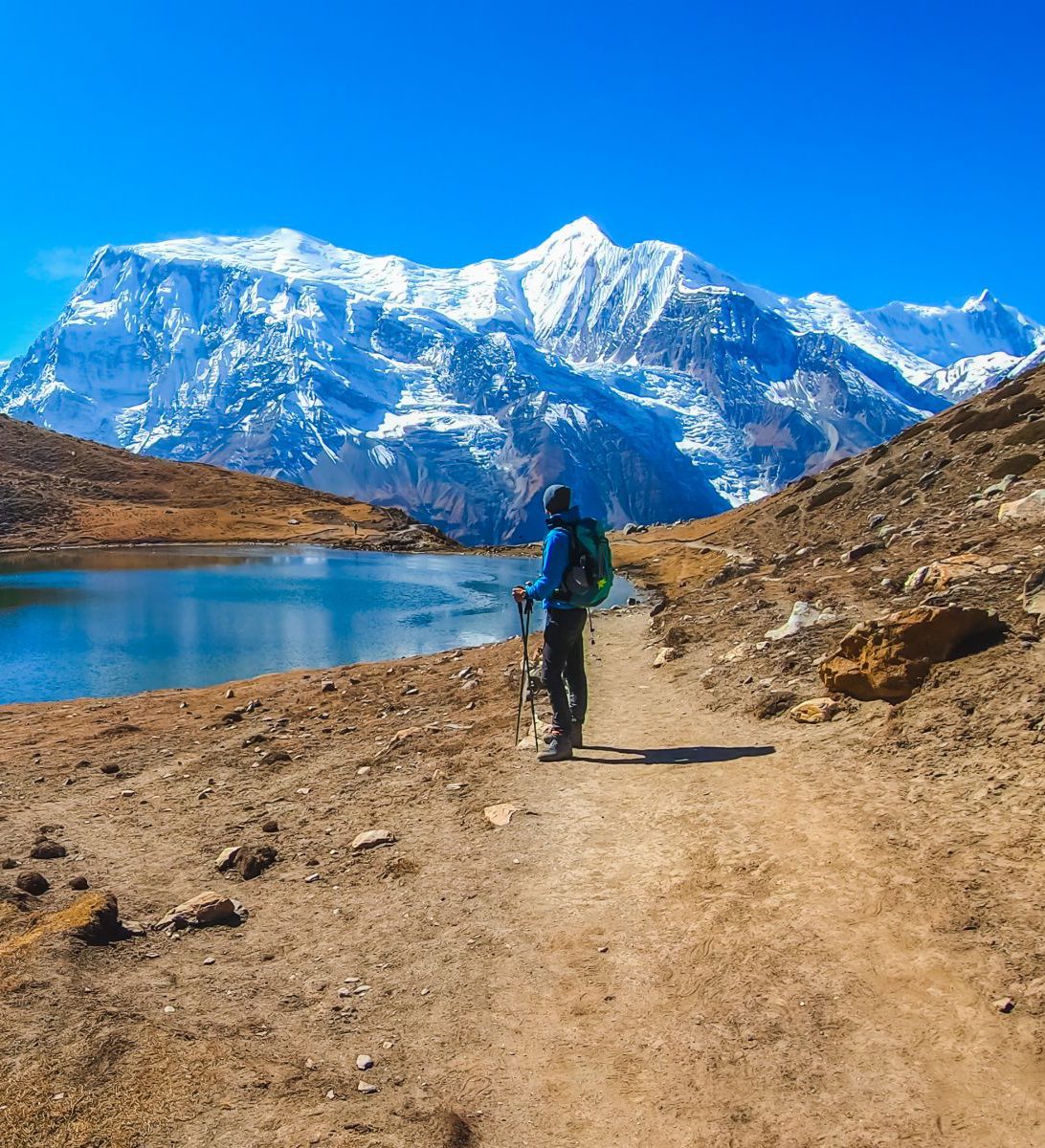 Rondreis Nepal, Annapurna Regio, Trekking route met wandelaar bij het ijsmeer