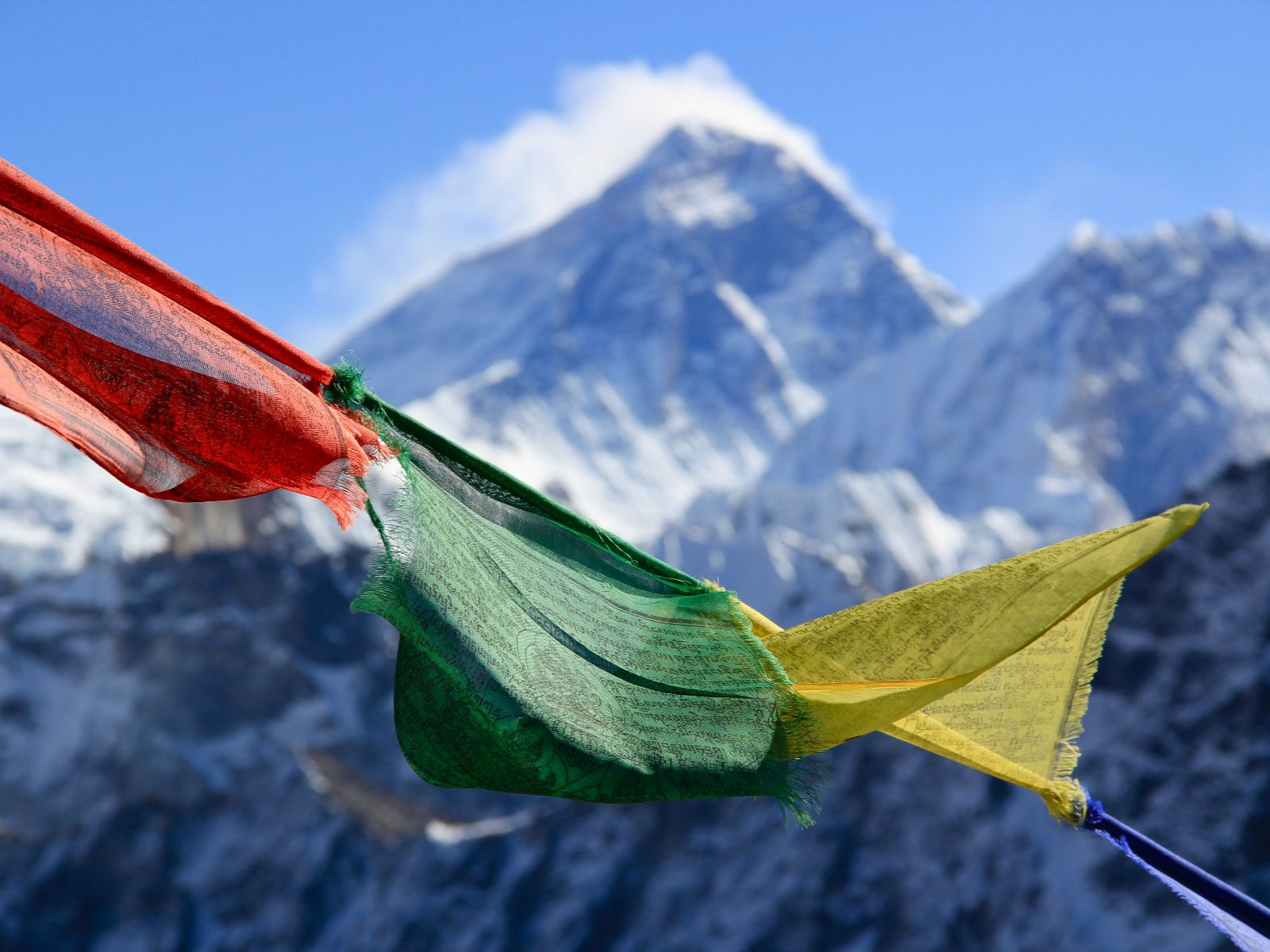 Rondreis Nepal, Evert Regio, Everest Vlaggen Versiering met Everest op de achtergrond