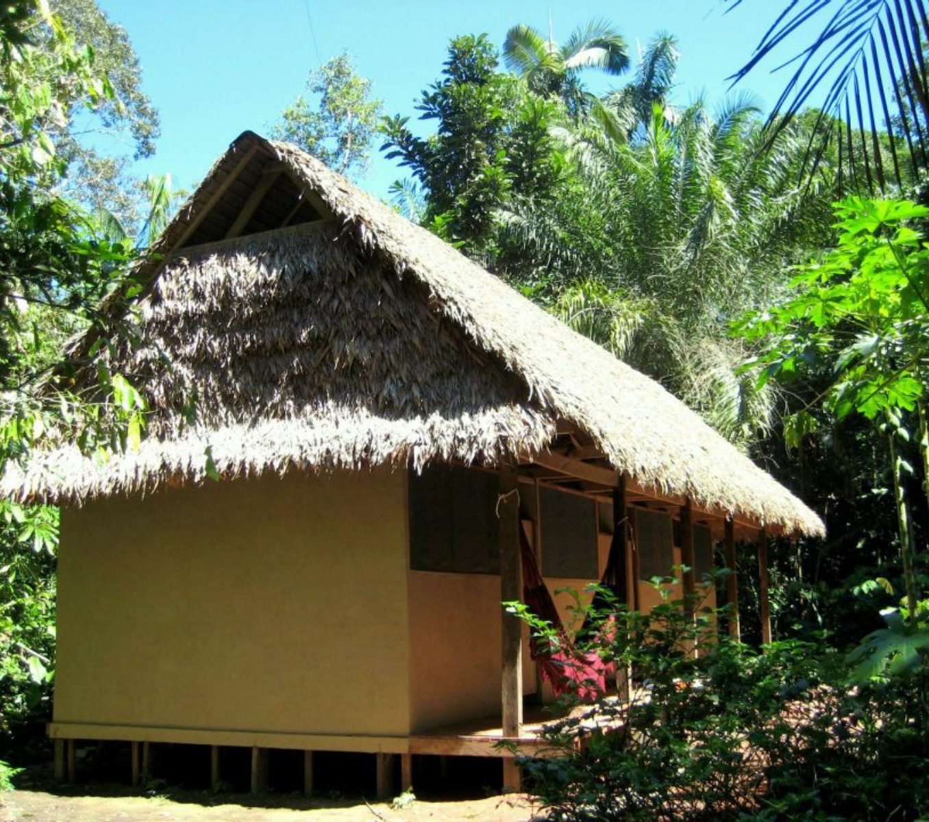 rondreis-bolivia-rurrenabaque-madidi-jungle-ecolodge-chalet-van-buiten