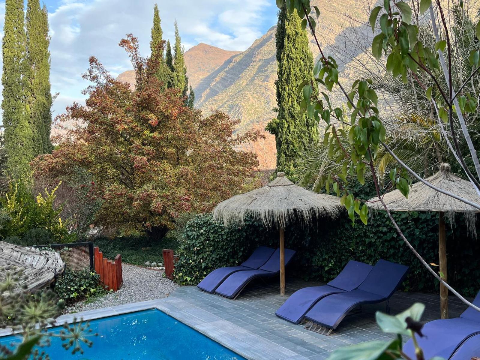 rondreis chili - maipo vallei- altiplanicos cajon del maipo hotel - zwembad bergen