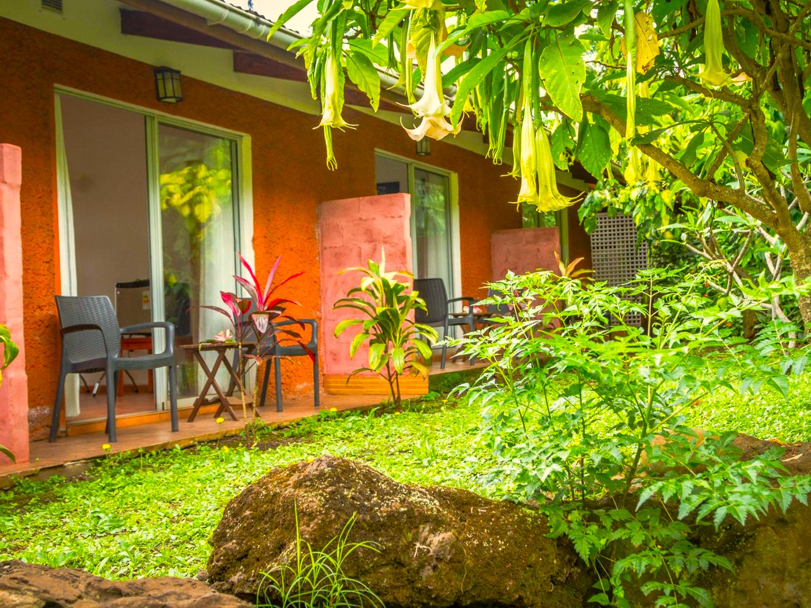 rondreis chili - paaseiland - easter island eco lodge hotel - terras