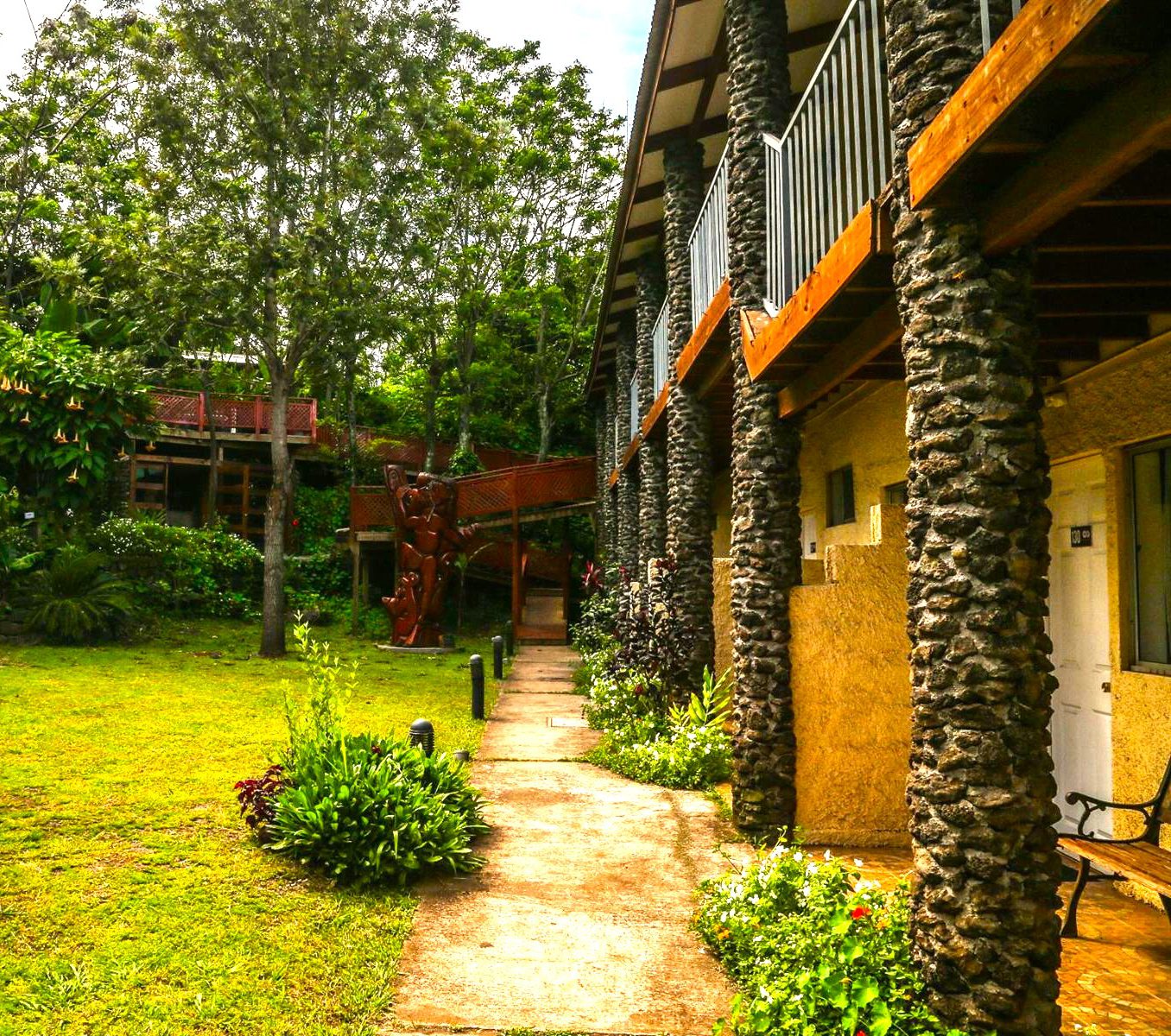 rondreis-chili-paaseiland-easter-island-eco-lodge-hotel-tuin