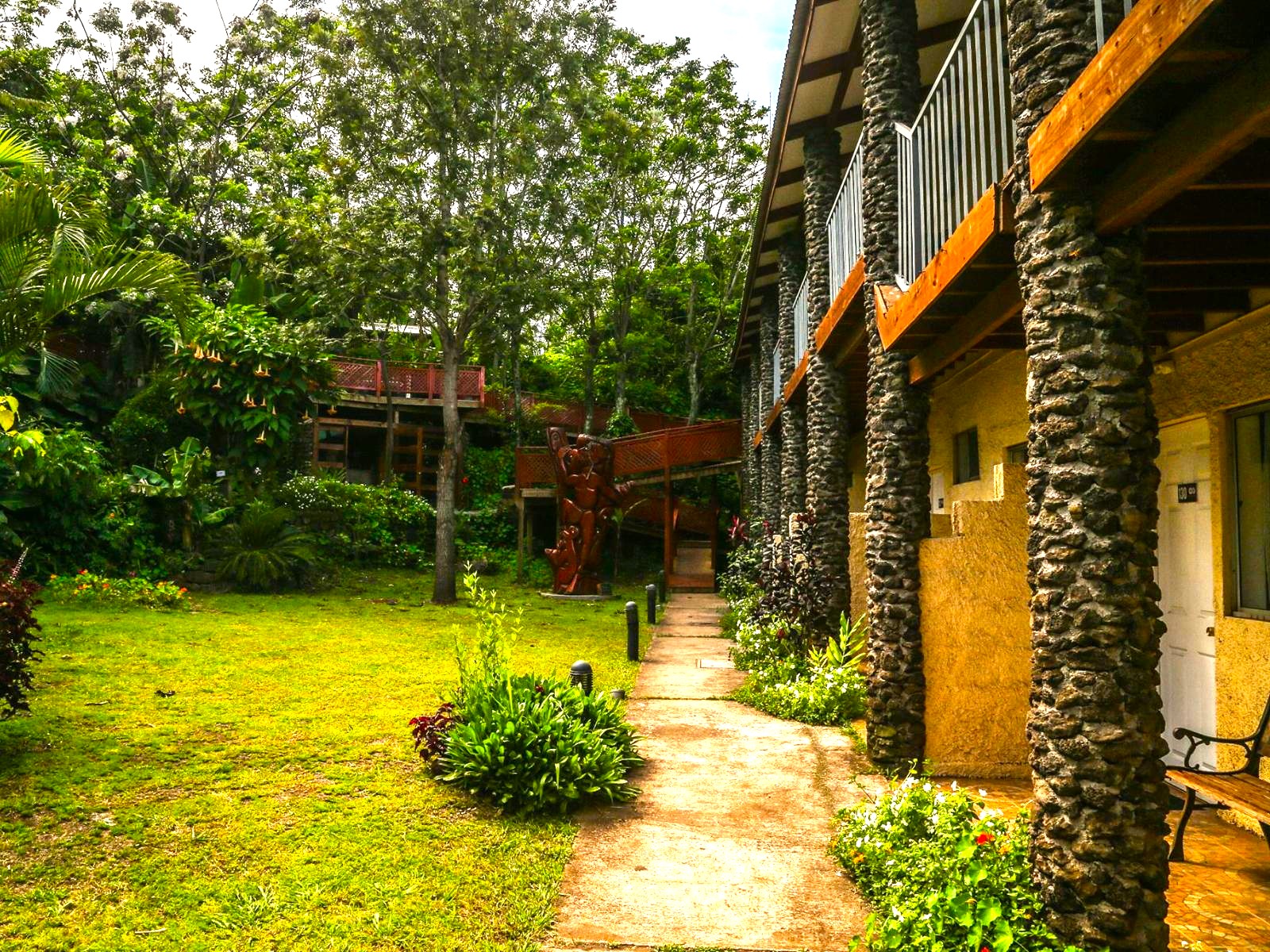 rondreis chili - paaseiland - easter island eco lodge hotel - tuin
