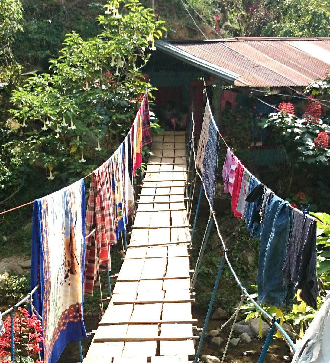 rondreis colombia - trekking ciudad perdida - kamp - brug met was