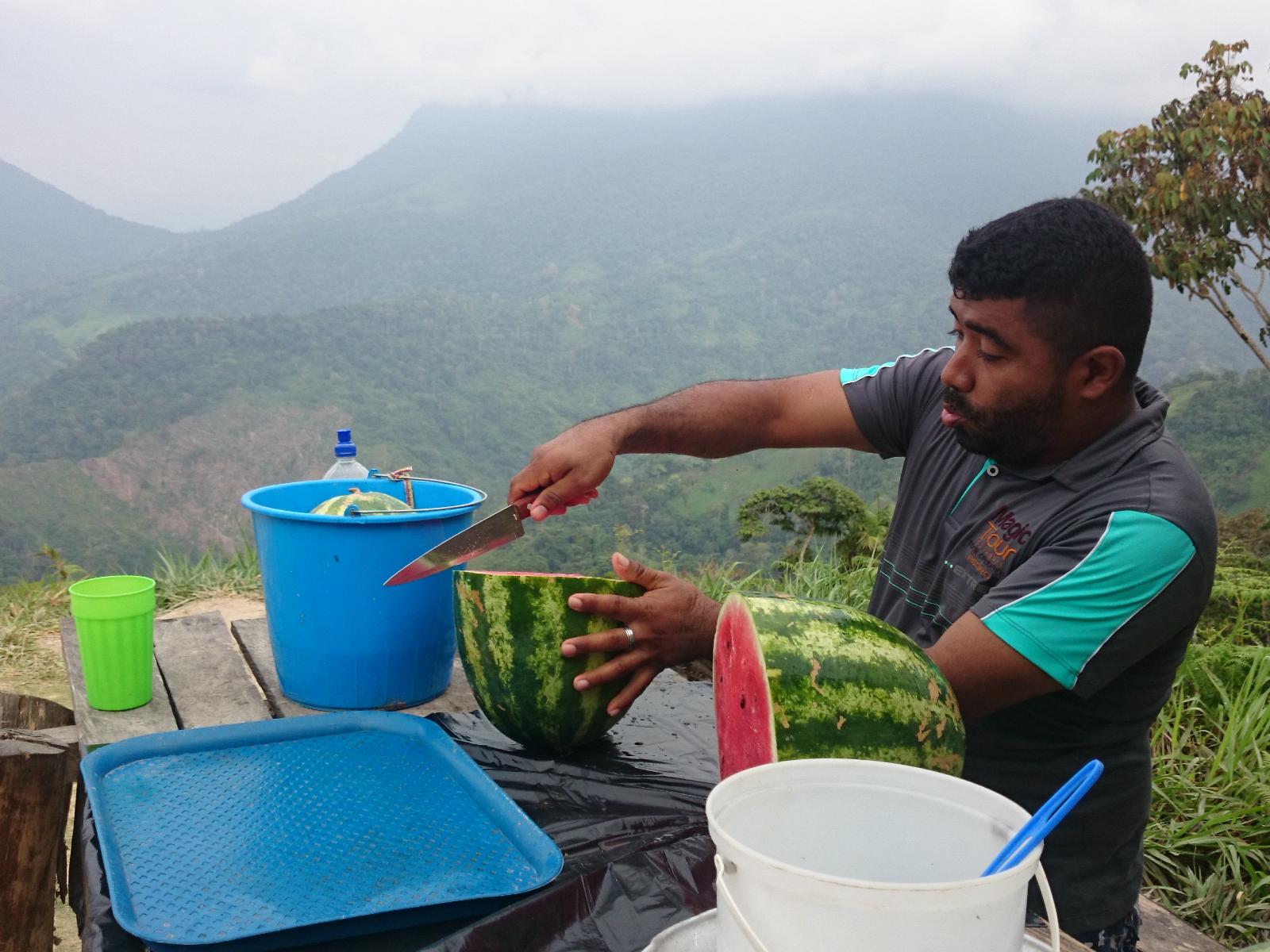 rondreis colombia - trekking ciudad perdida - kamp - kok met fruit