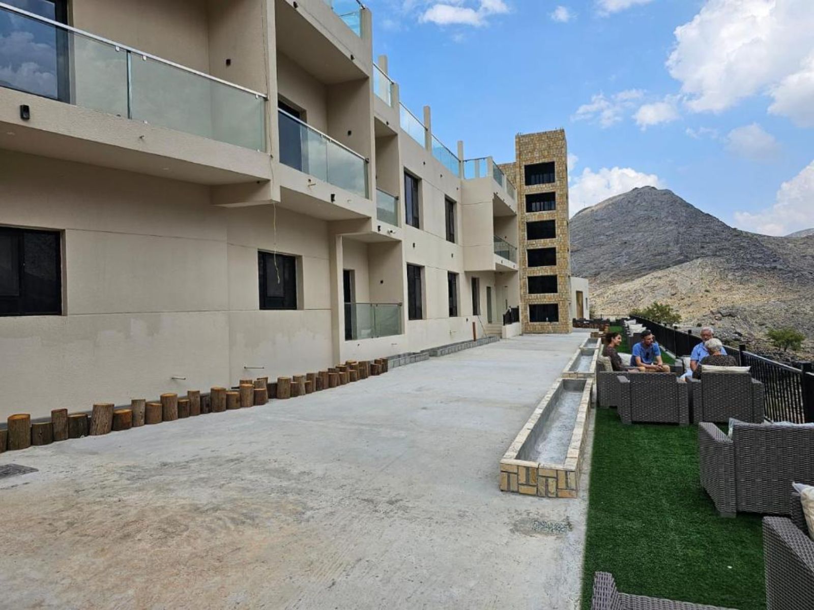 rondreis oman, bilad sayt, season inn hotel, buitenaanzicht hotel