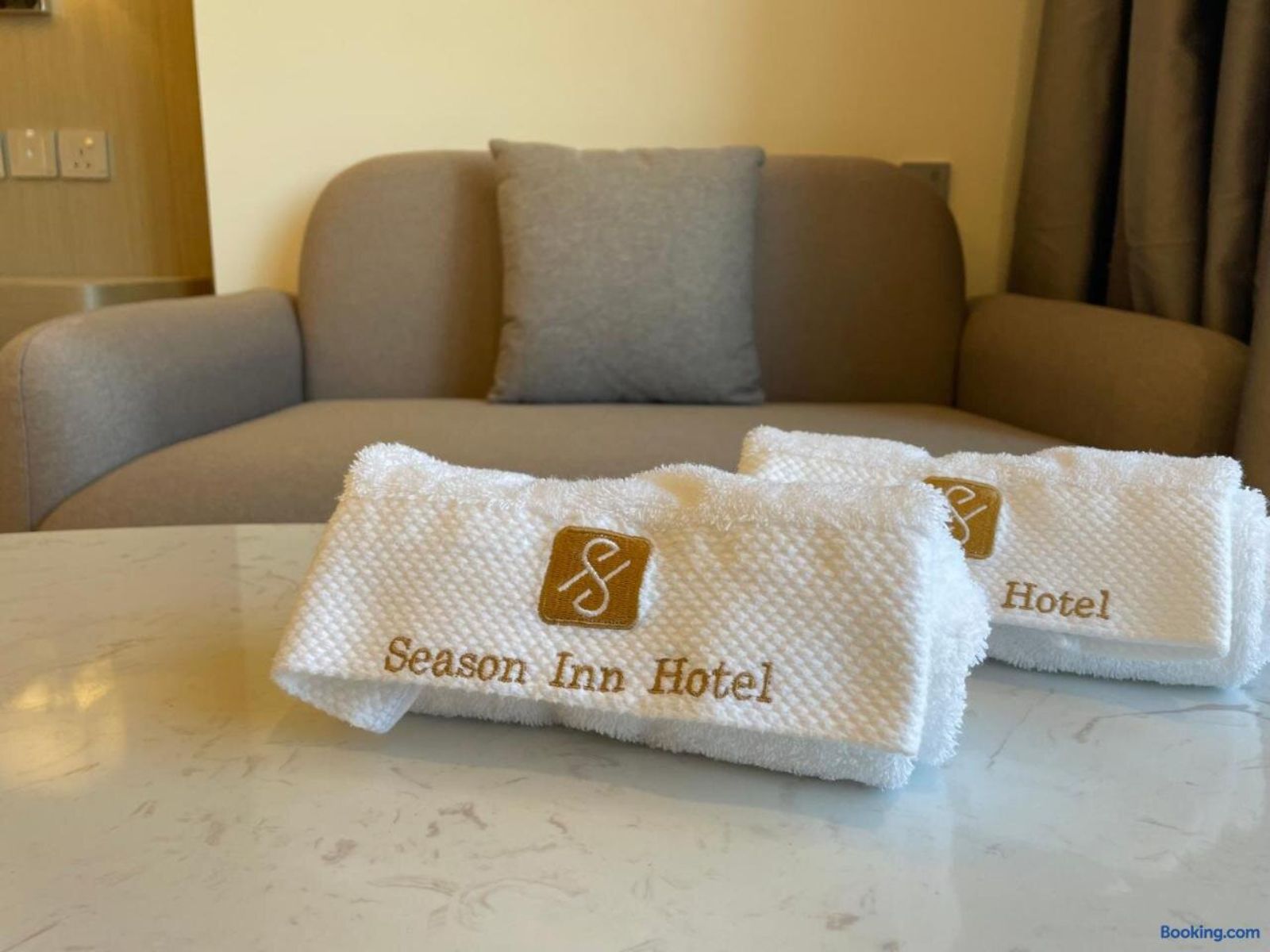 rondreis oman, bilad sayt, season inn hotel, bank met handdoeken