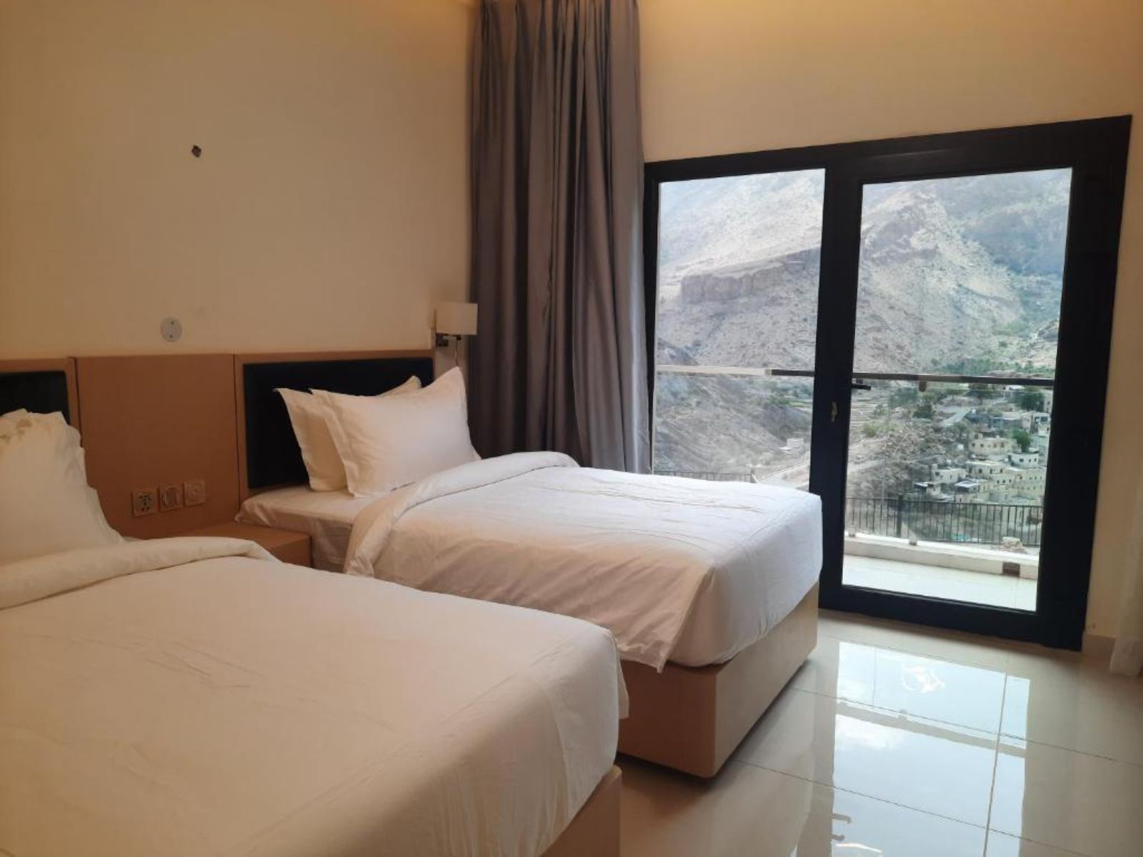 rondreis oman, bilad sayt, season inn hotel, kamer met twee bedden