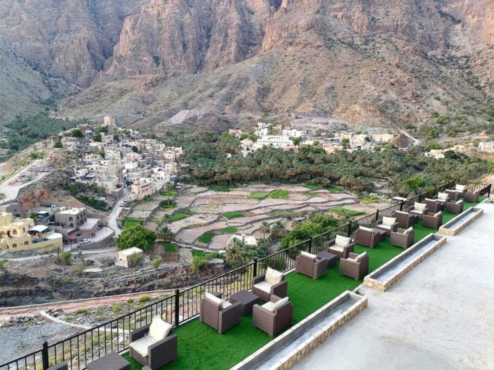 Rondreis Oman, Bilad Sayt, Season Inn Hotel, buiten terras