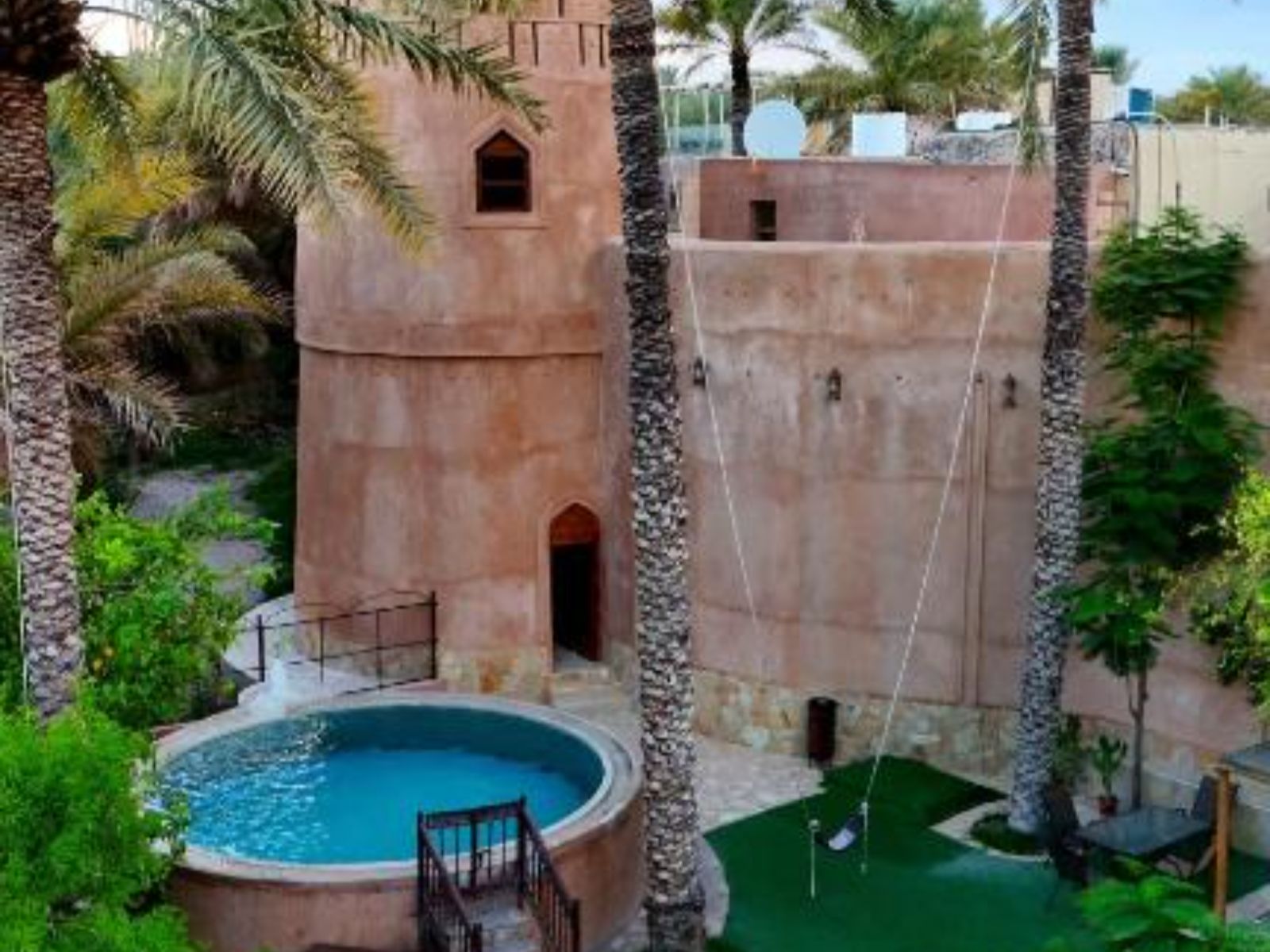 Rondreis Oman, Nizwa, Bustan Inn, buitenaanzicht met zwembad