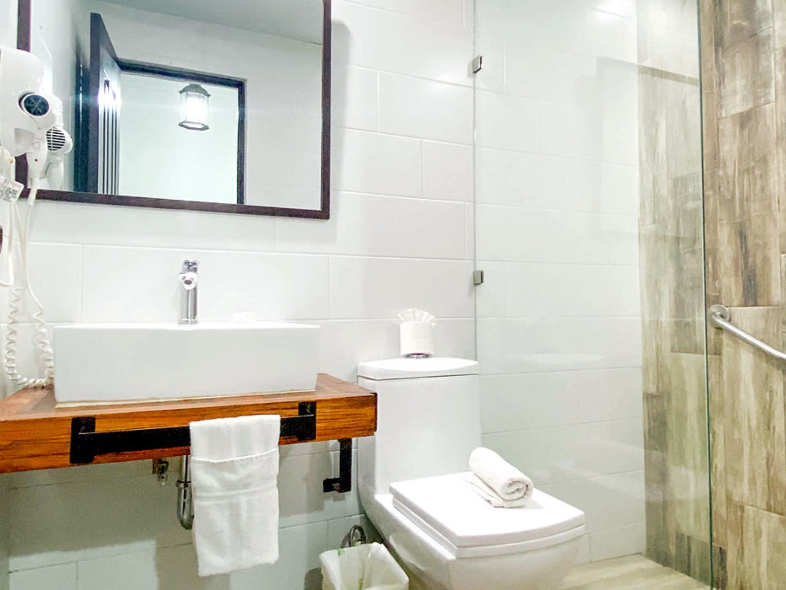 Guatemala, Antigua, El Carmen Hotel, badkamer tweepersoonskamer