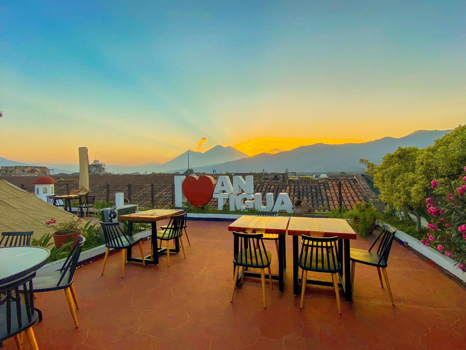 Guatemala, Antigua, El Carmen Hotel, terras met uitzicht