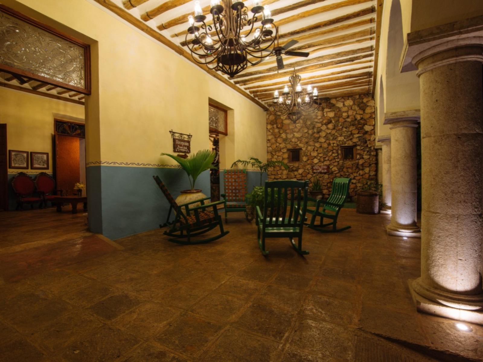 Rondreis Mexico, Valladolid, Meson des Marques, lobby met zitjes