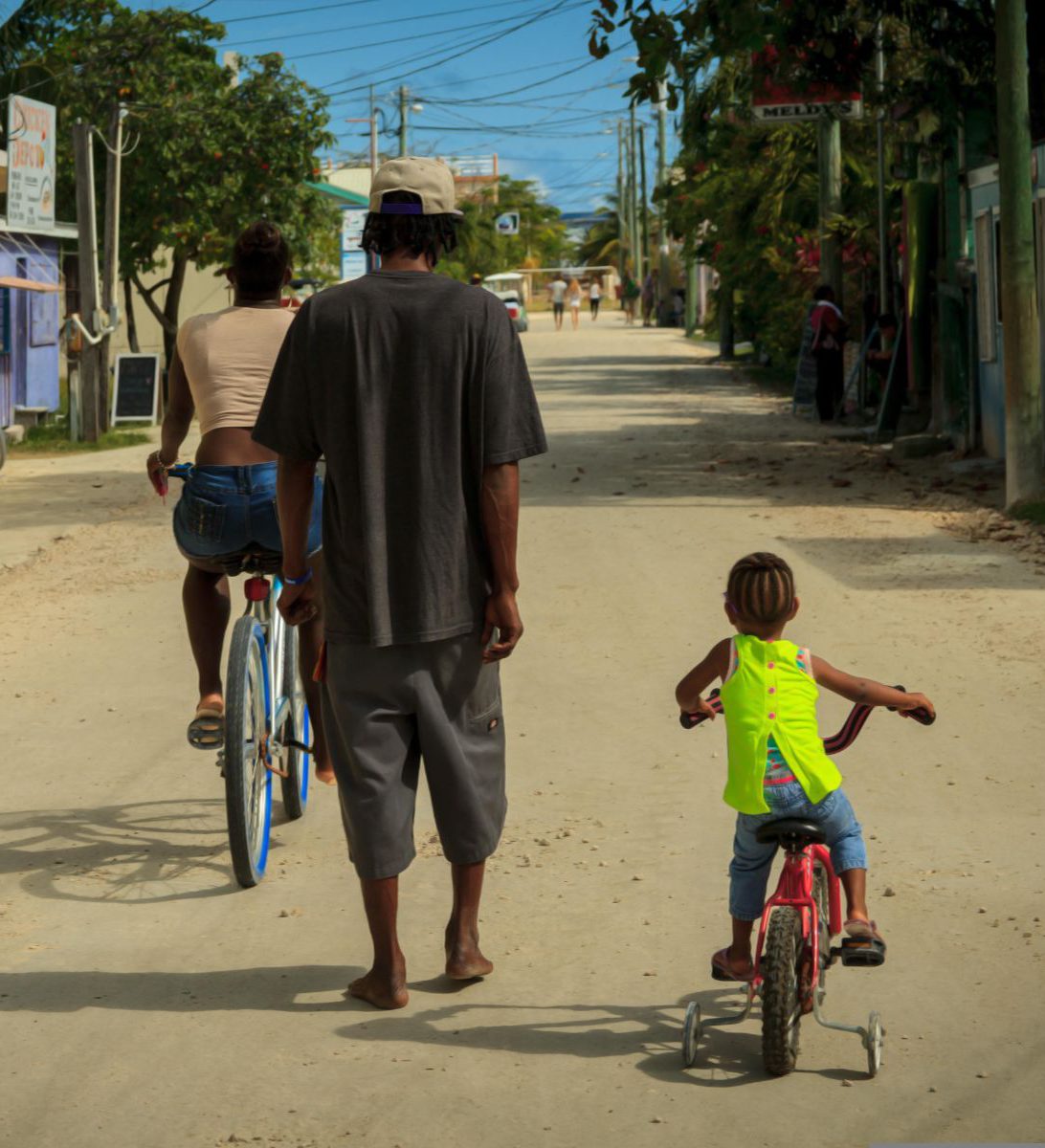 Rondreis-Belize-Belize-Stad-mensen-op-straat