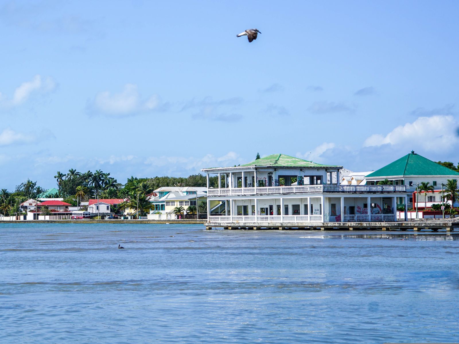 Rondreis Belize, Belize-Stad, uitzicht op de stad vanaf het water