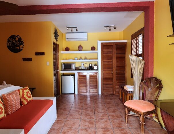 Rondreis Belize, Caye Caulker, Seaside Cabanas, cabana beach front, mini bar- en keuken
