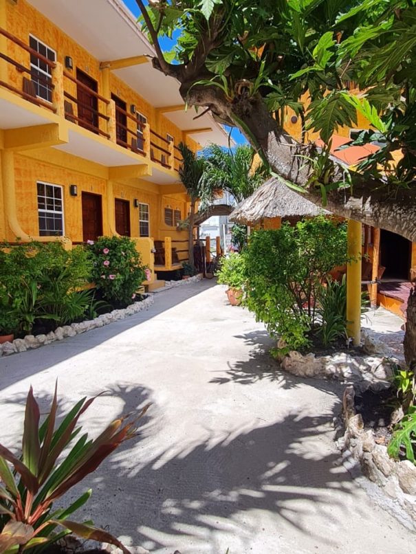 Rondreis Belize, Caye Caulker, Seaside Cabanas, hotel kameroverzicht buiten