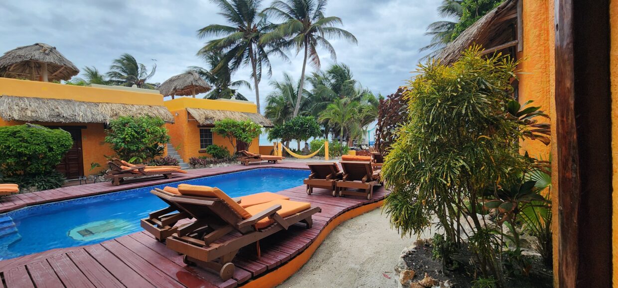 Rondreis Belize, Caye Caulker, Seaside Cabanas, zwembad met ligstoelen