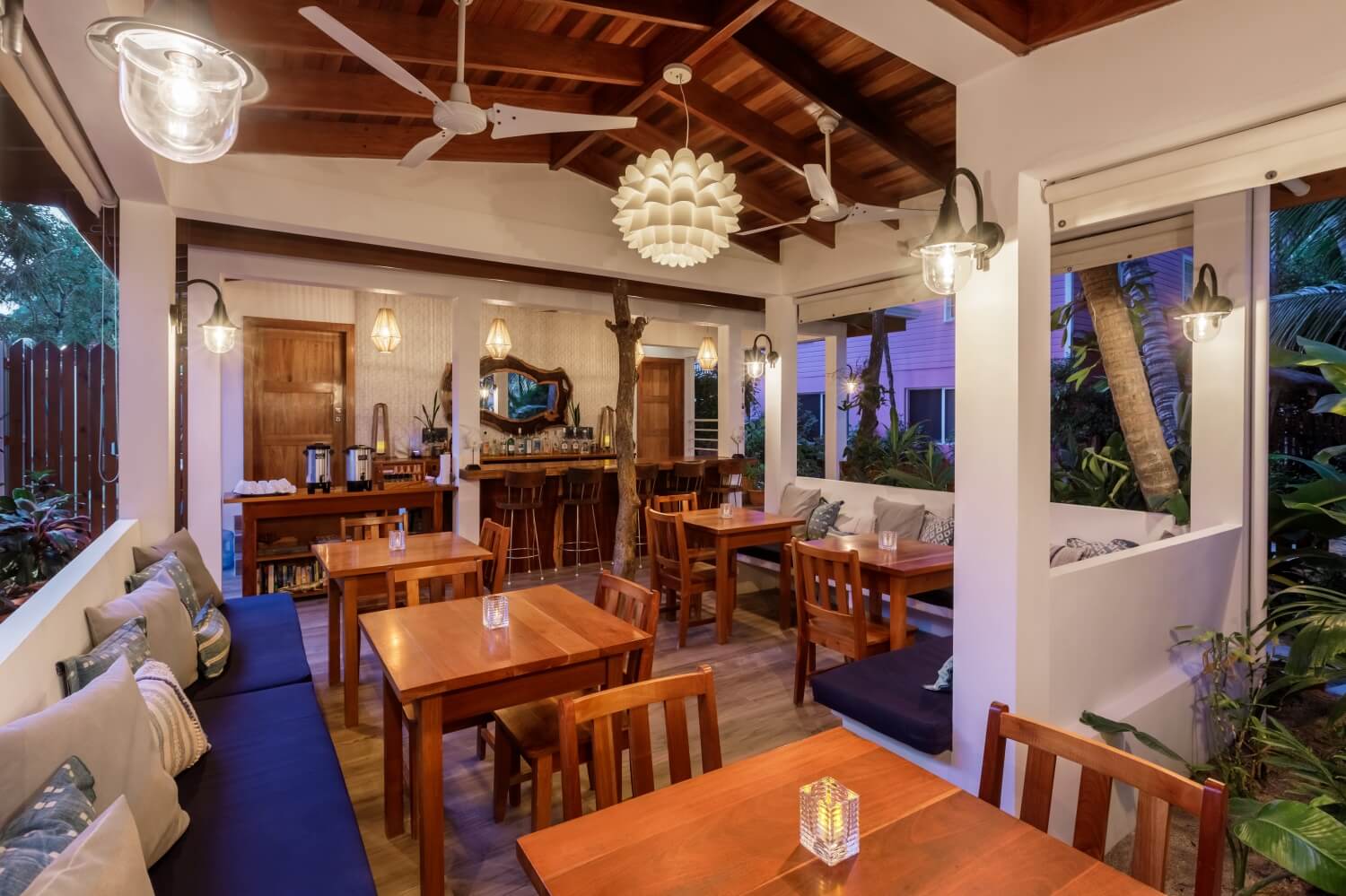 Rondreis Belize, Caye Caulker, Weezie's Oceanfront, Patio Cafe & Bar