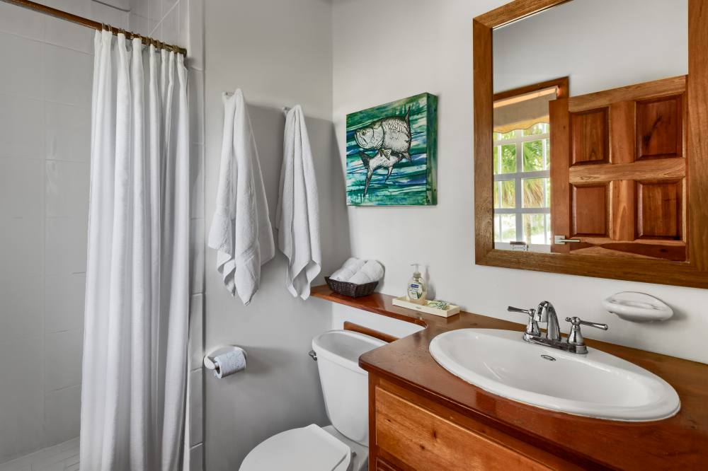 Rondreis Belize, Caye Caulker, Weezie's Oceanfront, cottage room, badkamer