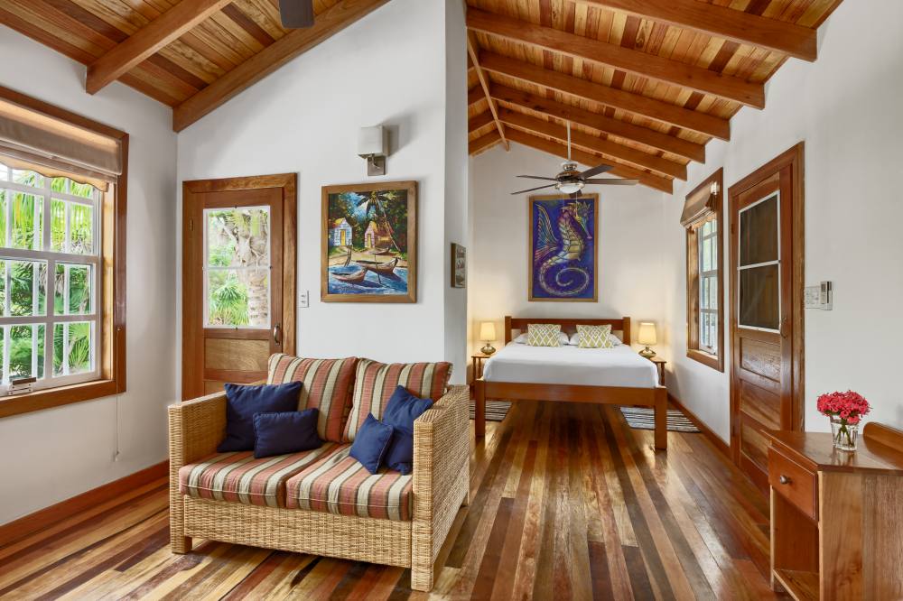 Rondreis Belize, Caye Caulker, Weezie's Oceanfront, cottage room, double bed en zitgedeelte