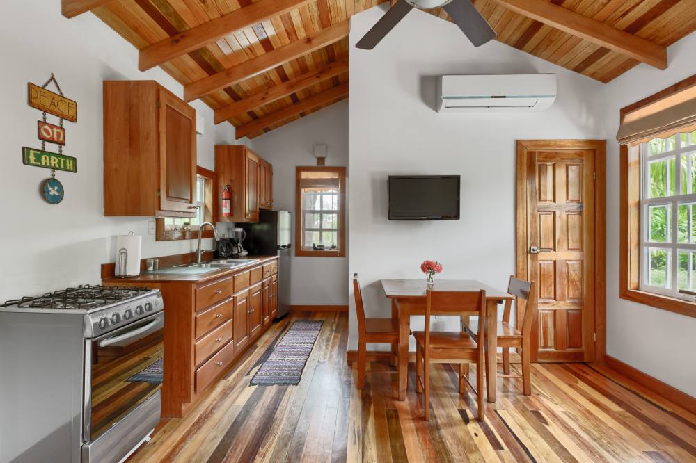Rondreis Belize, Caye Caulker, Weezie's Oceanfront, cottage room, keuken en eettafel