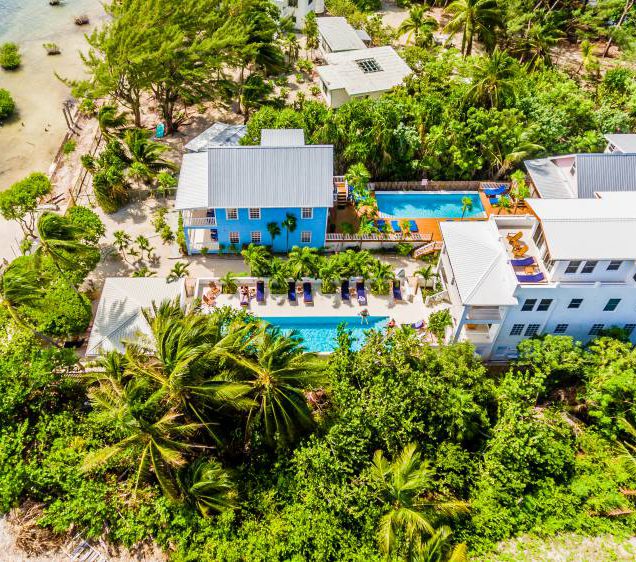 Rondreis Belize, Caye Caulker, Weezie's Oceanfront, hotel en omgeving bovenaanzicht
