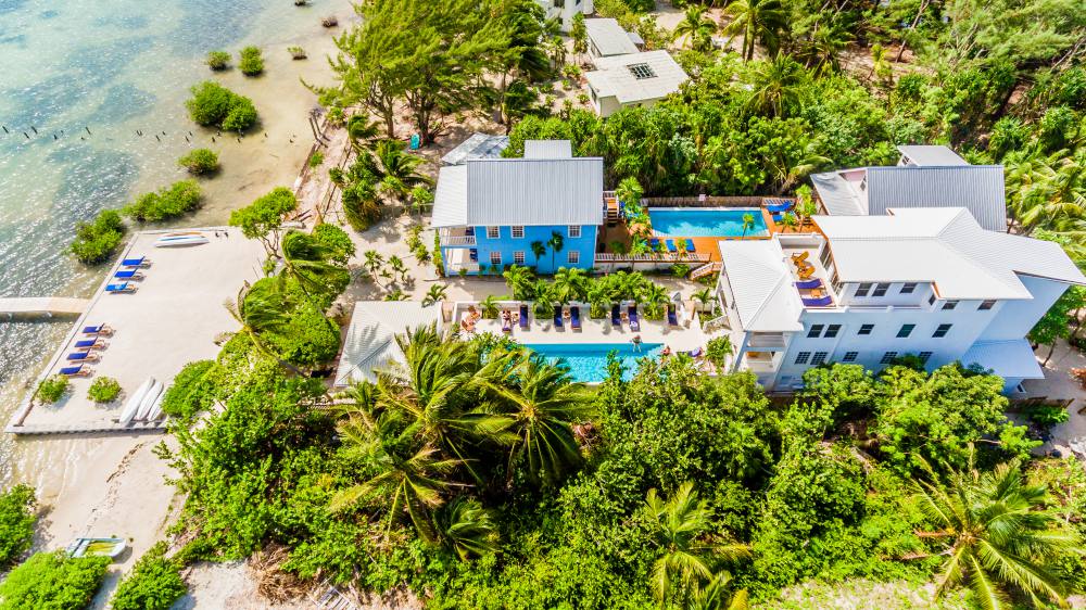 Rondreis Belize, Caye Caulker, Weezie's Oceanfront, hotel en omgeving bovenaanzicht
