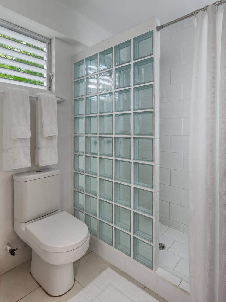Rondreis Belize, Caye Caulker, Weezie's Oceanfront, standard room, badkamer