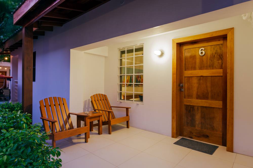 Rondreis Belize, Caye Caulker, Weezie's Oceanfront, standard room, voorzijde met patio