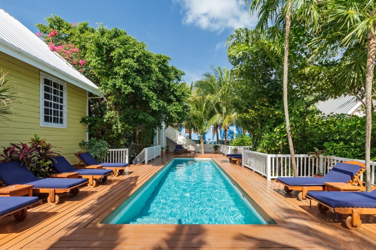 Rondreis Belize, Caye Caulker, Weezie's Oceanfront, zwembad met ligbedjes