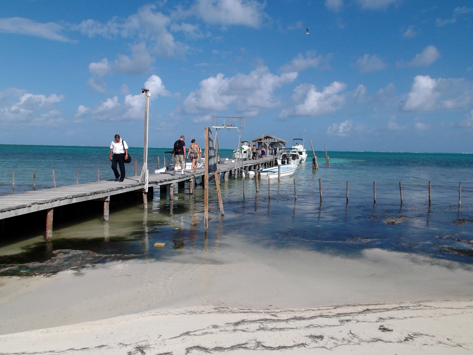 Rondreis Belize, Caye Caulker, kade met strand en zee