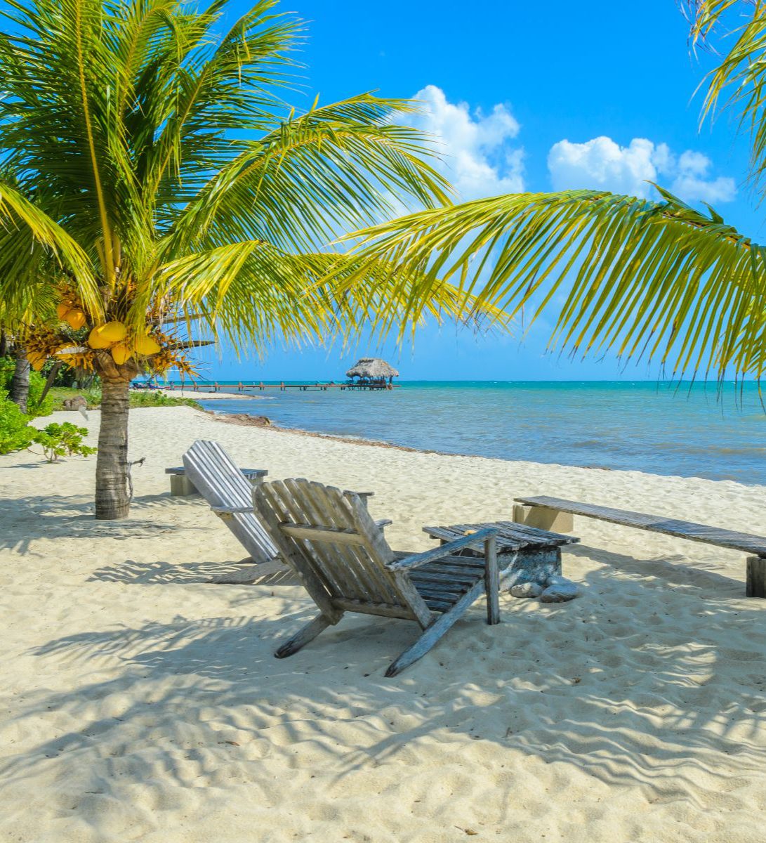 Rondreis-Belize-Placencia-Paradise-Beach-strand-met-palmbomen-en-ligstoelen