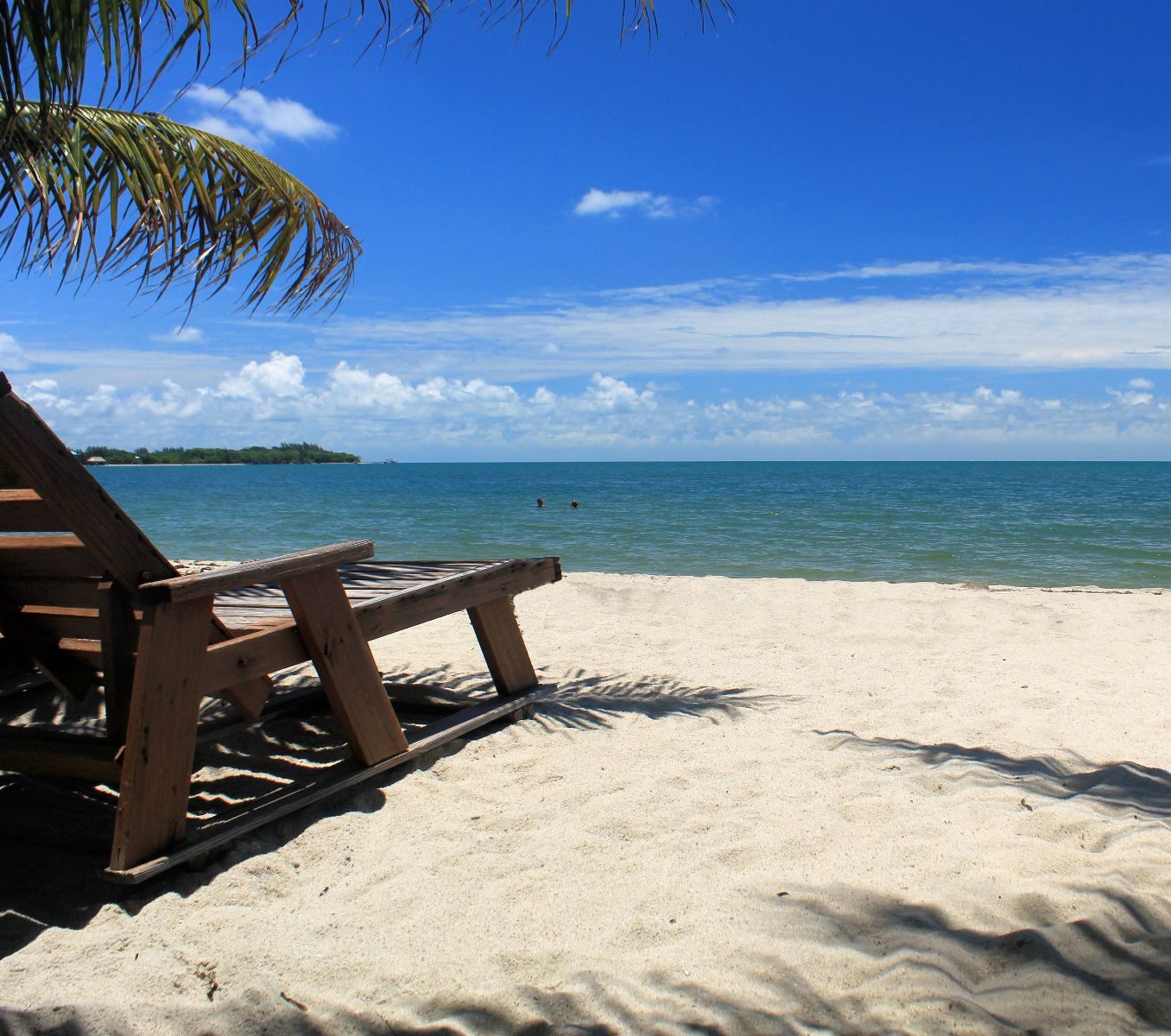 Rondreis Belize, Placencia, strand met stoelen