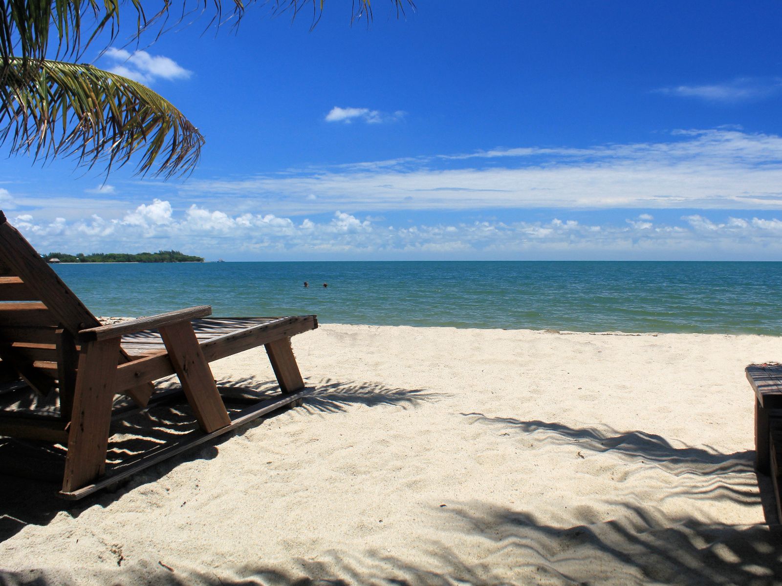 Rondreis Belize, Placencia, strand met stoelen