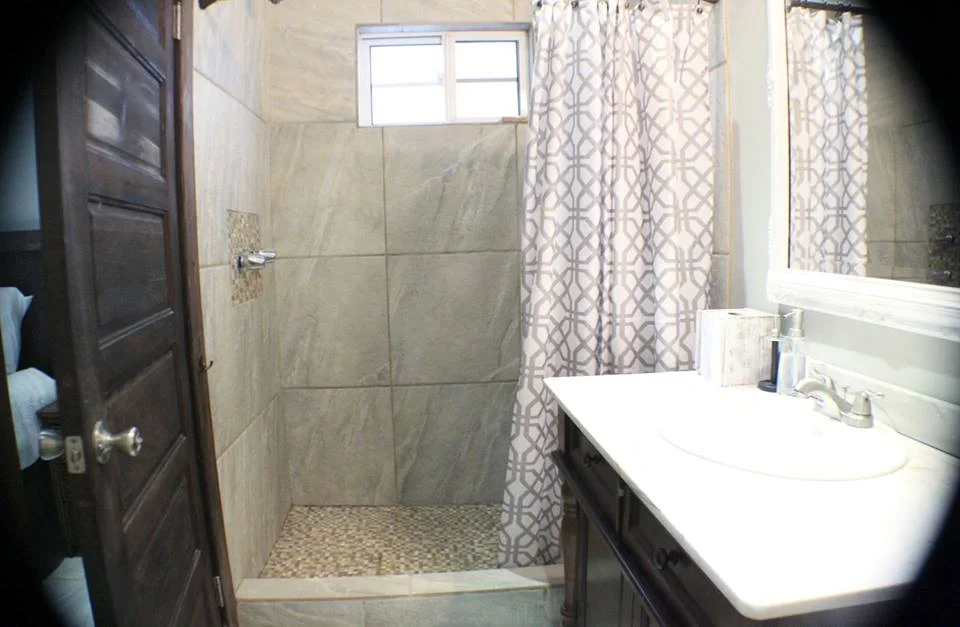 Rondreis Belize, Placenia, Carribean Beach Cabanas, La Casa, badkamer met douche en wasbak