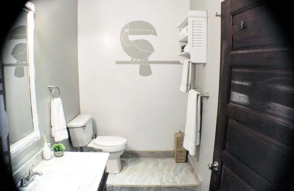 Rondreis Belize, Placenia, Carribean Beach Cabanas, La Casa, badkamer met toilet