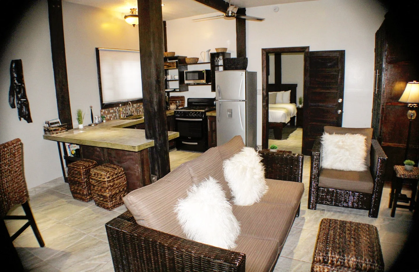 Rondreis Belize, Placenia, Carribean Beach Cabanas, La Casa, keuken en zitgedeelte