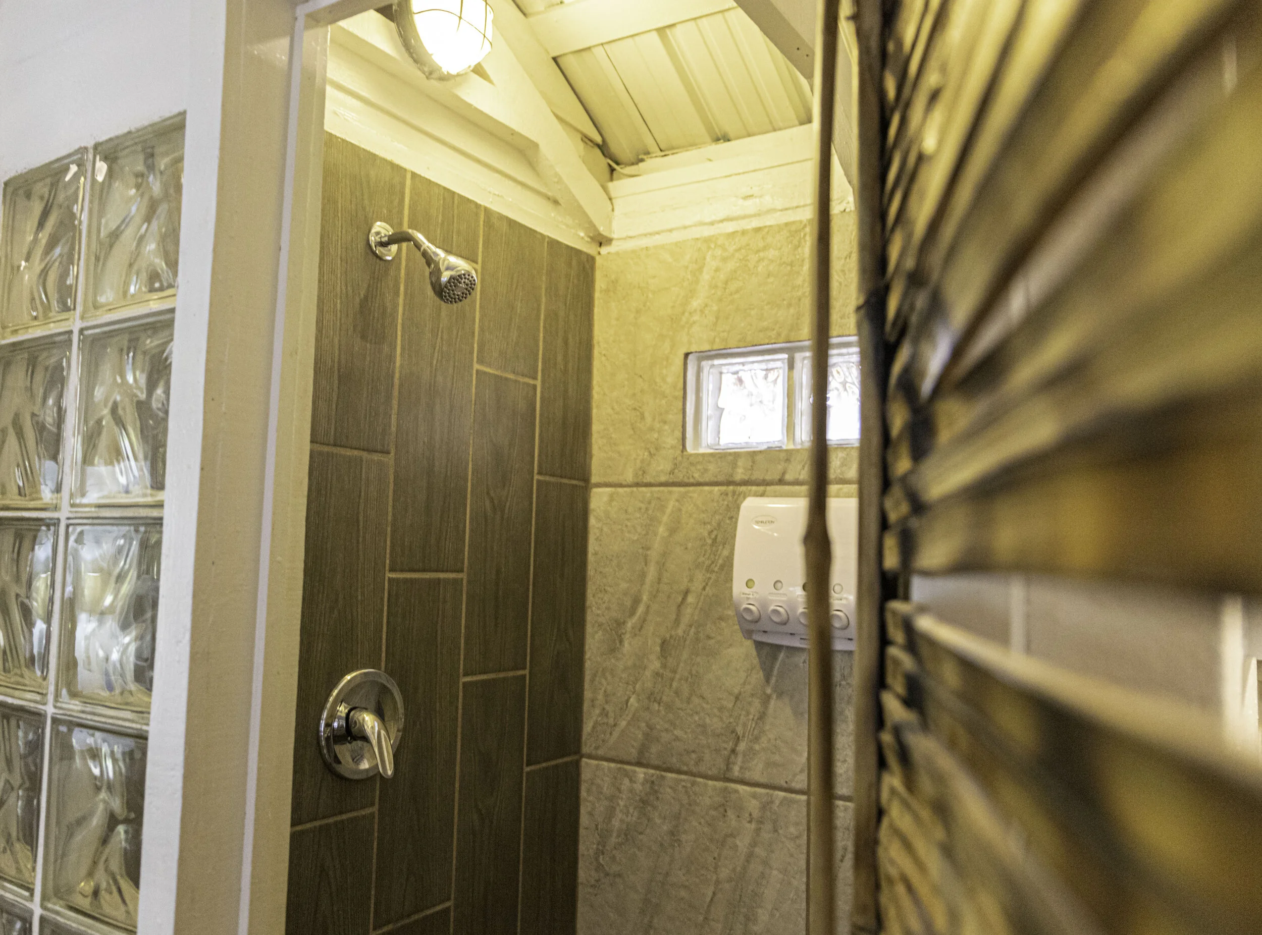 Rondreis Belize, Placenia, Carribean Beach Cabanas, La Casita badkamer met douche