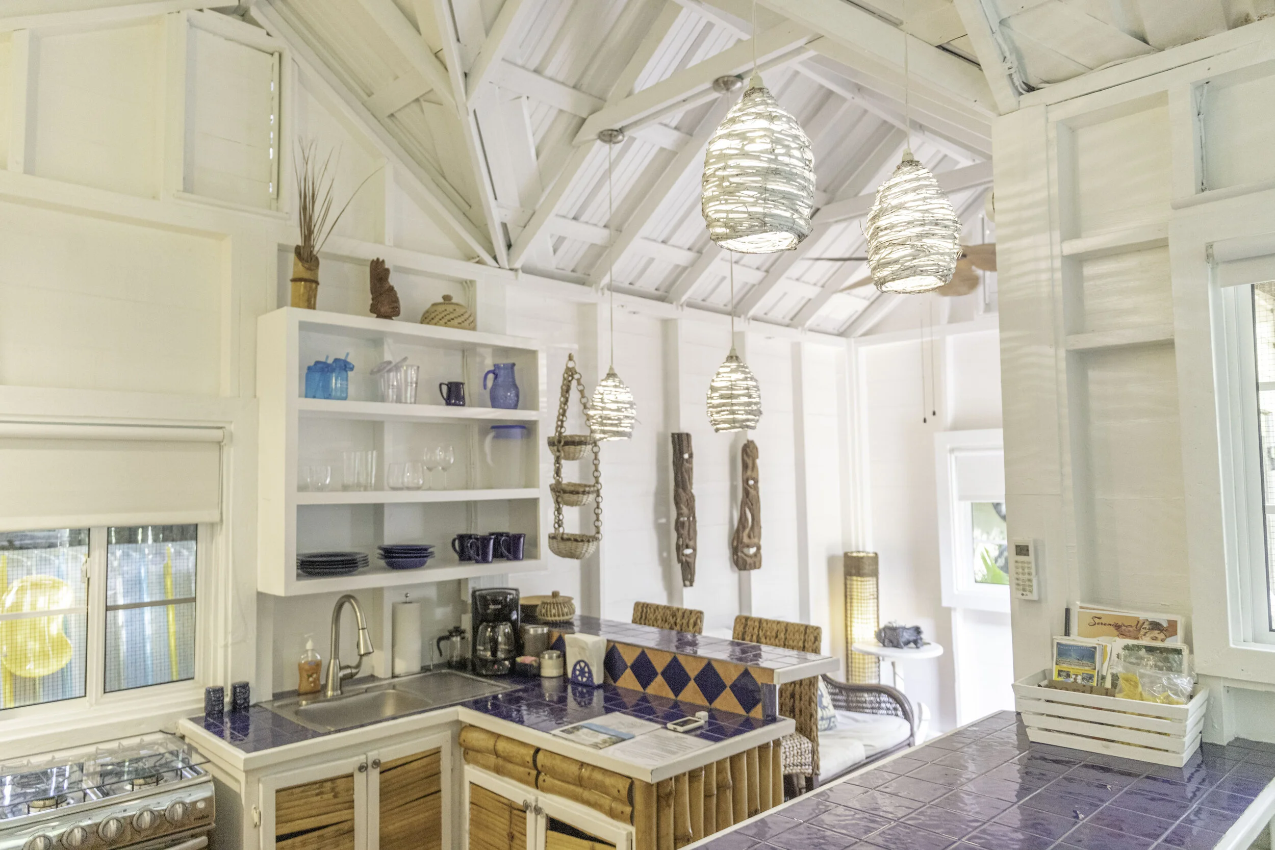 Rondreis Belize, Placenia, Carribean Beach Cabanas, La Casita keuken met zitgedeelte