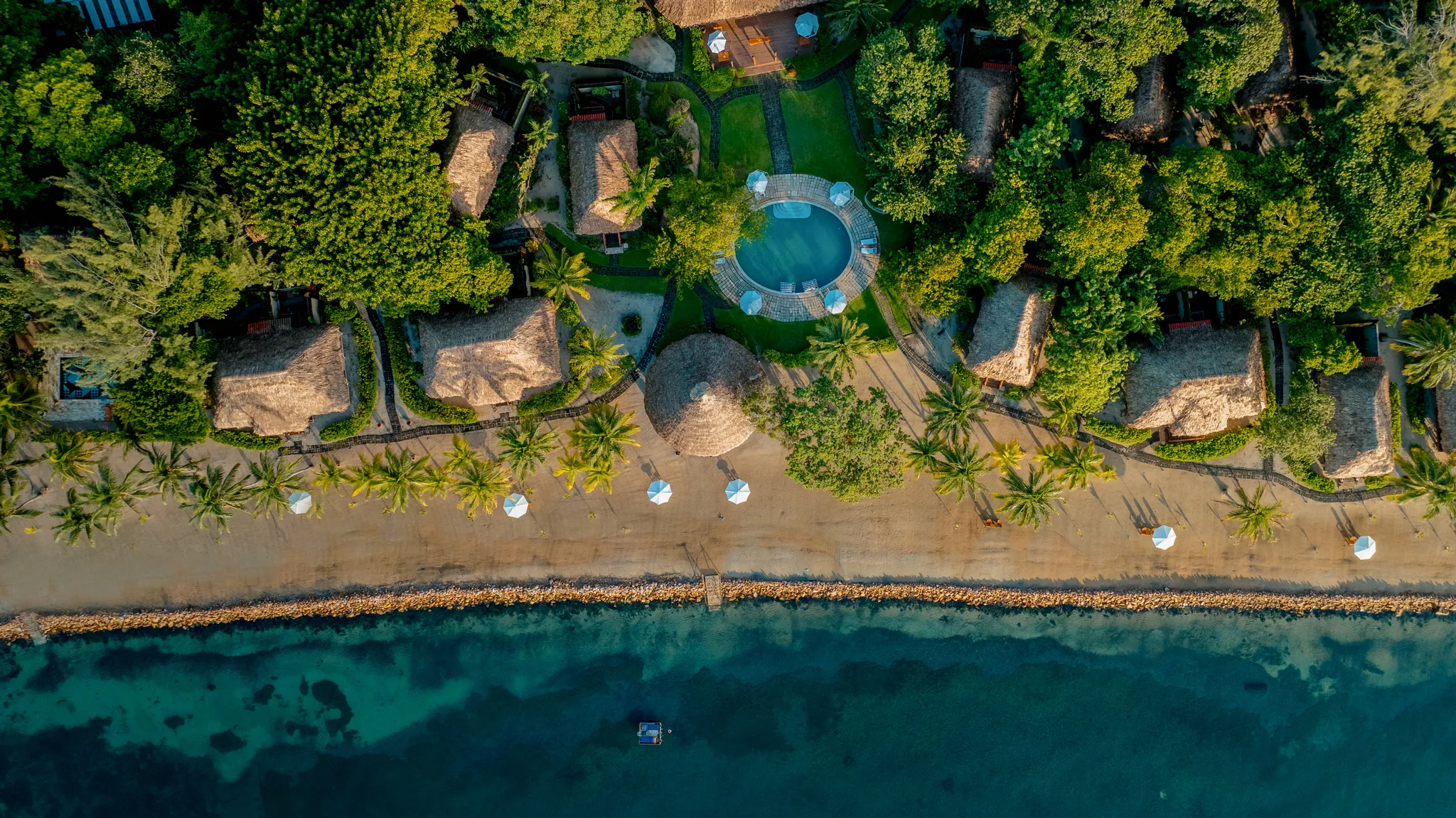 Rondreis Belize, Placenia, Turtles Inn, strand met zee bovenaanzicht