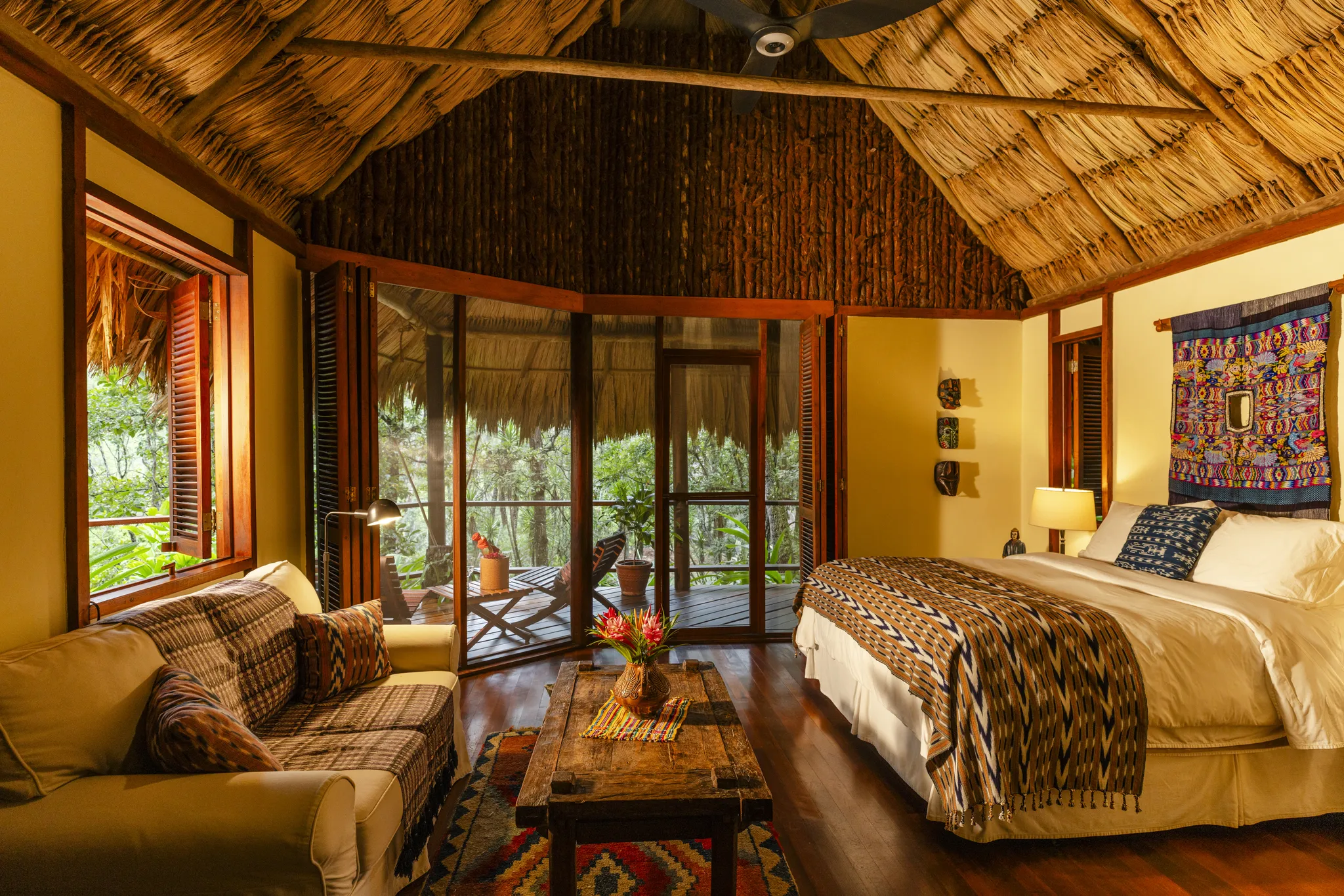 Rondreis Belize, San Ignacio, Blancaneaux Lodge, Rivefront cabanas double bed
