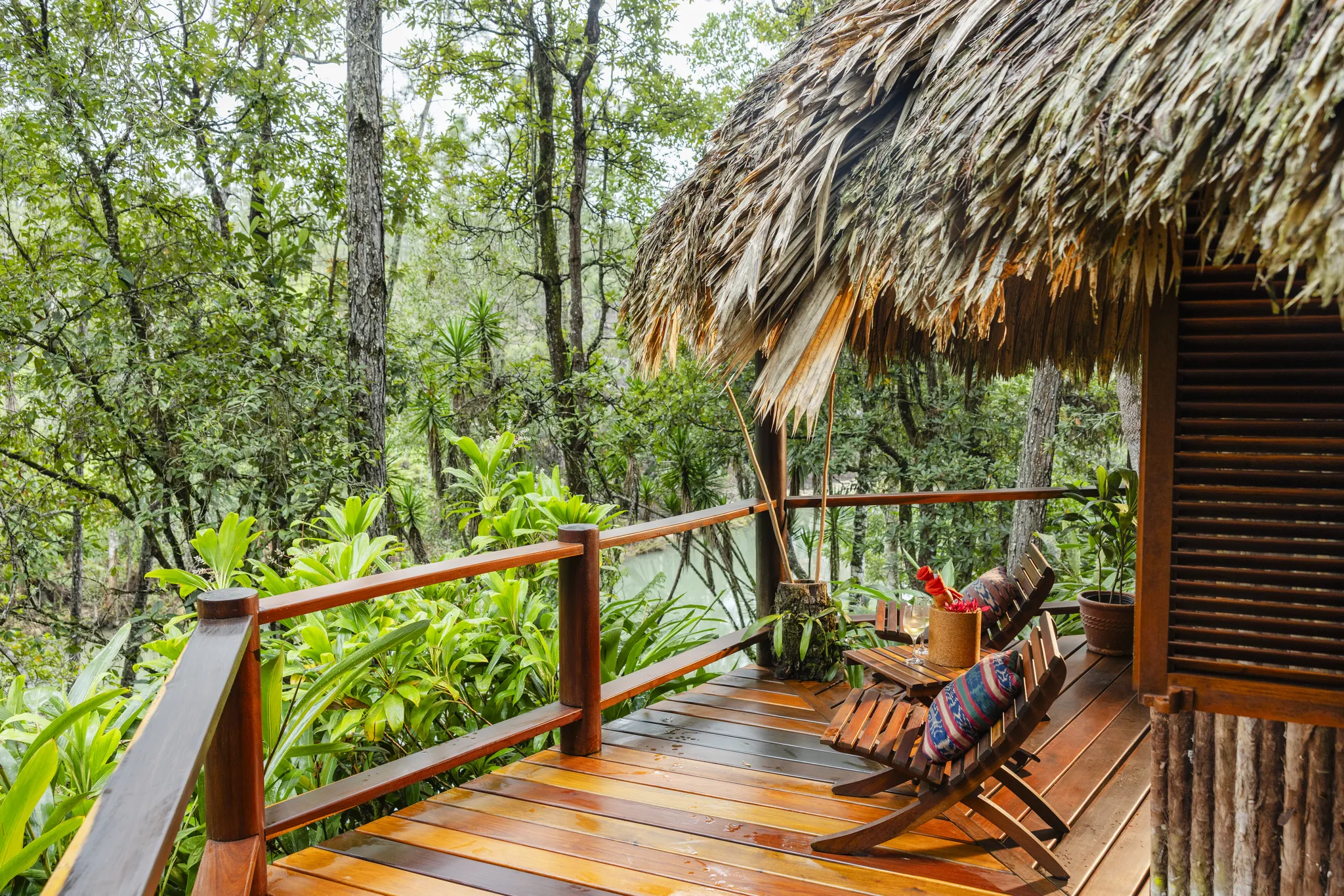 Rondreis Belize, San Ignacio, Blancaneaux Lodge, Rivefront cabanas terras met uitzicht